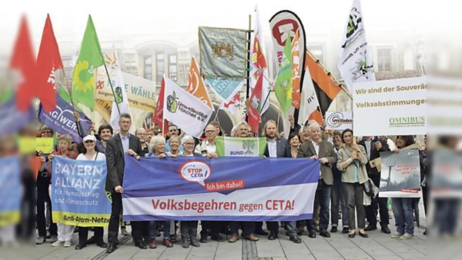 Im Herzen Münchens, auf dem Marienplatz startete am Mittwoch das Volksbegehren gegen CETA, dem sich auch die Michael Piazolo (Freie Wähler) und Anton Hofreiter (Grüne) angeschlossen haben.	 (Foto: cr)
