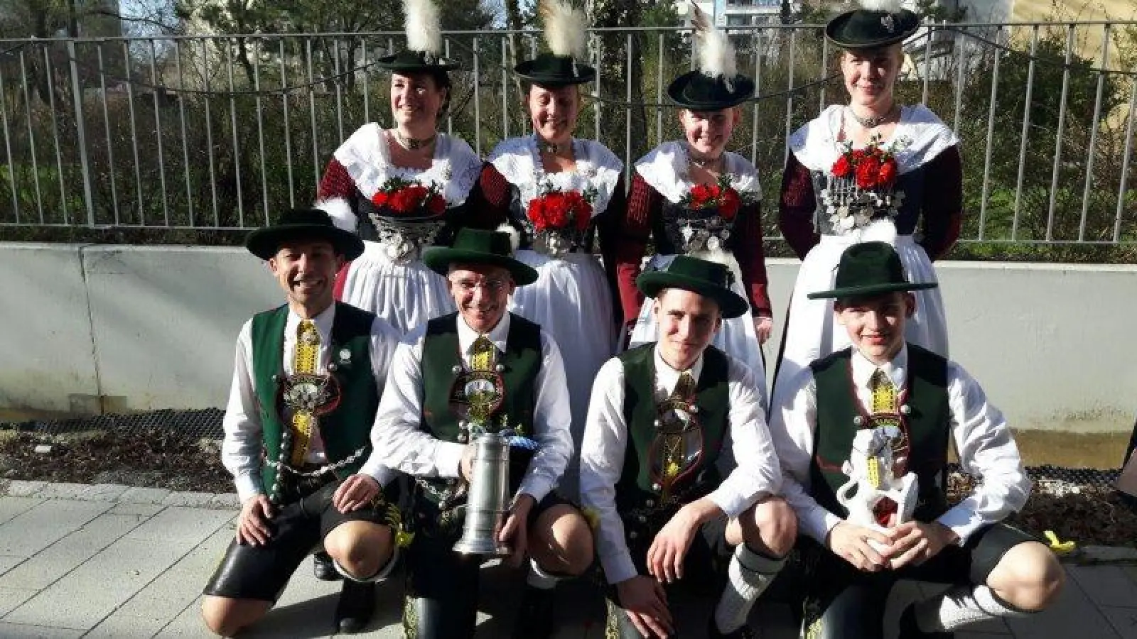 Die Freude über den Gewinn des Bayerischen Löwen sieht man d’Hochleitnern an (vordere Reihe von links): Andreas Tschermak, Erhard Hauptenbuchner, Andreas Hauptenbuchner, Georg Haller sowie (hintere Reihe von links): Andrea Roth, Petra Haller, Anna Haller und Katharina Blasenbreu. (Foto: D'Hochleitner)