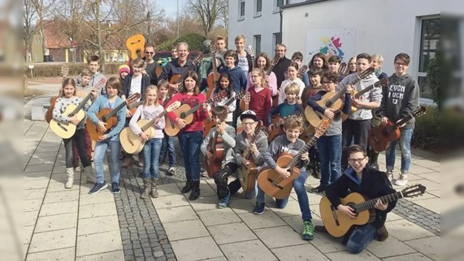 Die Gitarre ist das beliebteste Musikinstrument der Deutschen. Die Gitarrenschüler der KMS Erding sehen das genauso.   	 (Foto: KMS)