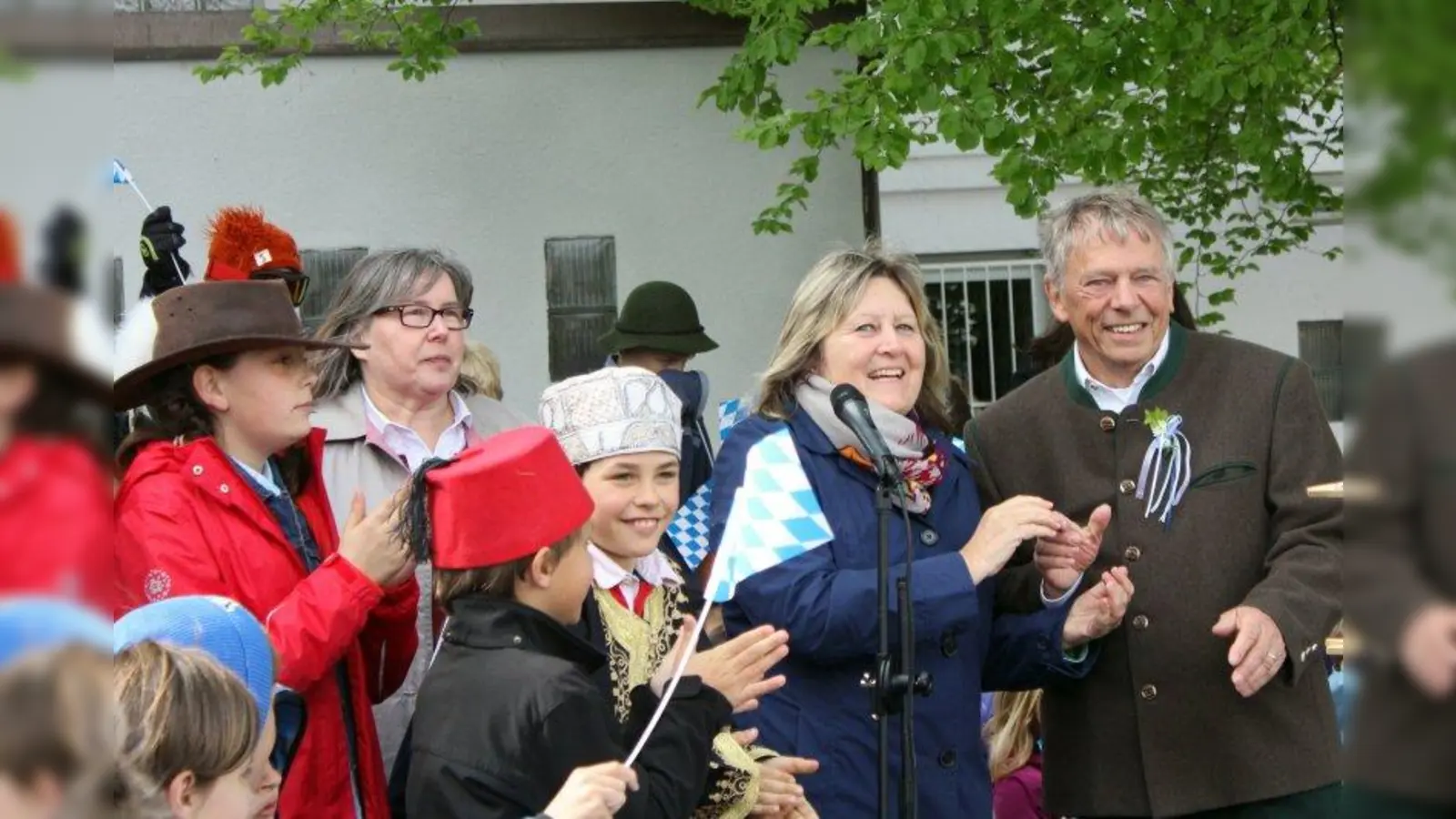 „Der Maibaum soll ein Zeichen dafür sein, dass wir alle Kinder herzlich willkommen heißen.” Rektorin Eva Reindl (2.v.r.) dankte dem Spender des Maibaums Peter Heizer (r.). Dahinter (2.v.l.) die Leiterin des Kinderzentrums Rita Strobel-Brugger. (Foto: US)