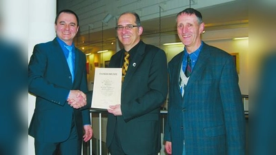 Dr. Michael Balke (li.), Frieder Vogelsgesang und Thomas Hasselwander (re.). (Foto: pi)