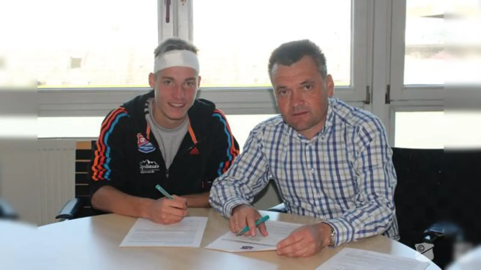 Nachwuchsstar Dominik Widemann mit Manfred Schwabel bei der Vertragsunterzeichung. 	 (F: Hartmann)