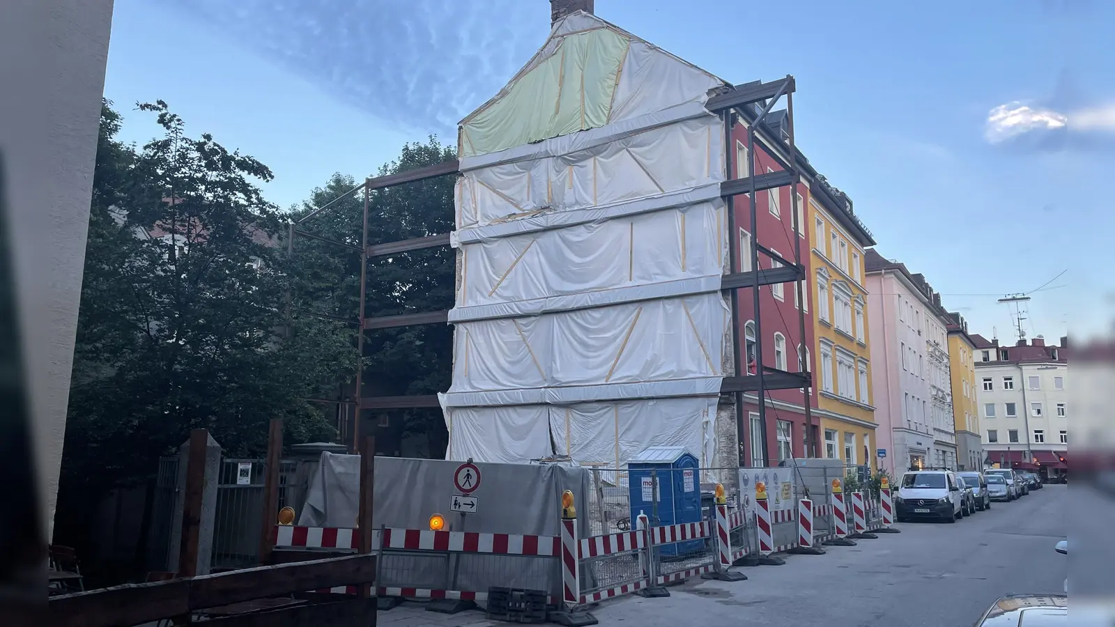 In der Ligsalzstraße 25 pausieren die Bauarbeiten derzeit. Grund dafür sind laufende Untersuchungen zum Baugrund. (Foto: Beatrix Köber)