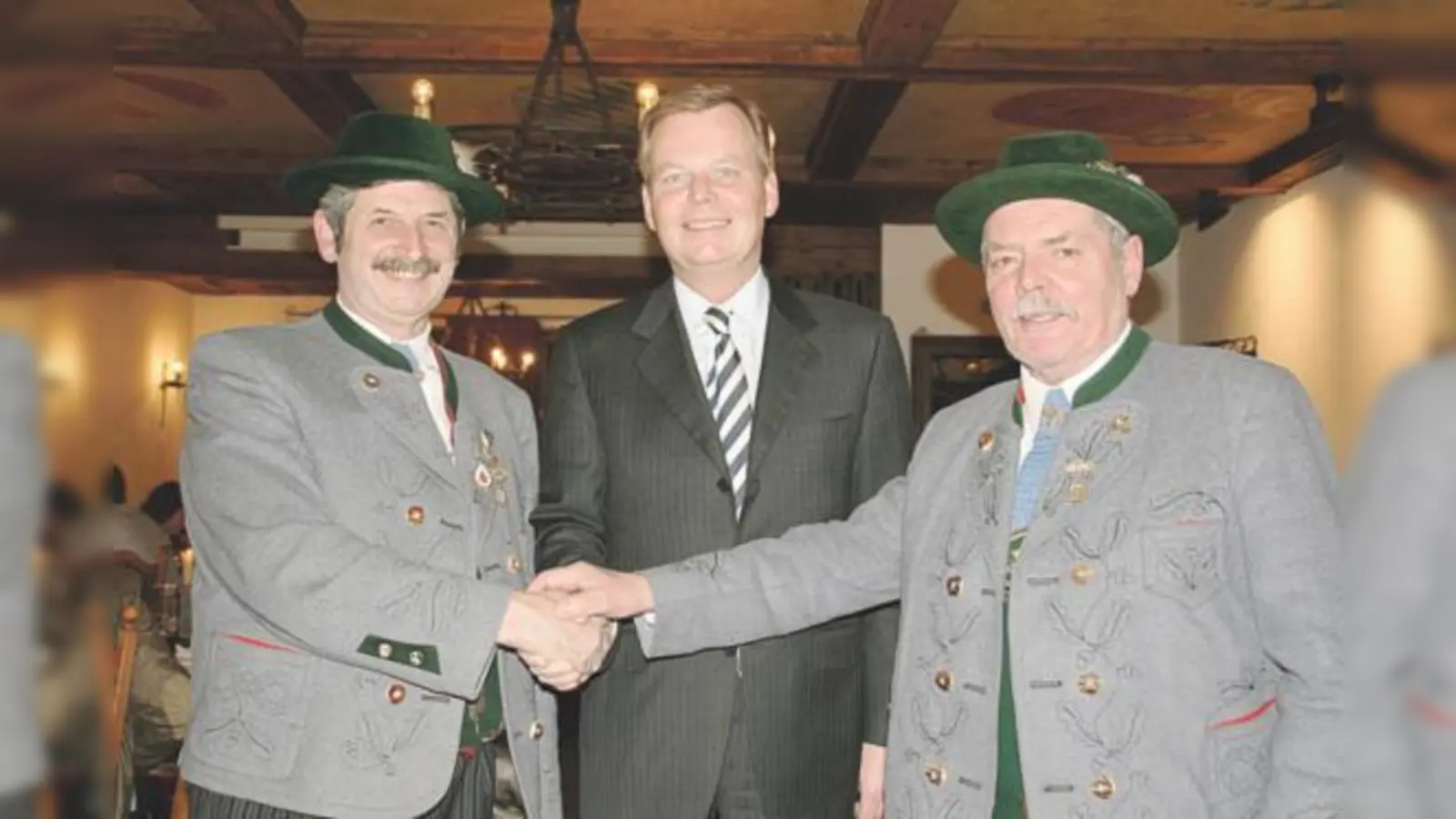 Hans Häusler, 1. Vorsitzender des Trachtenvereins, Schirmherr Jan Neusiedl und Georg Zenz, 2. Vorsitzender, planen das Vereinsjubiläum (v. l.).  (Foto: hol)