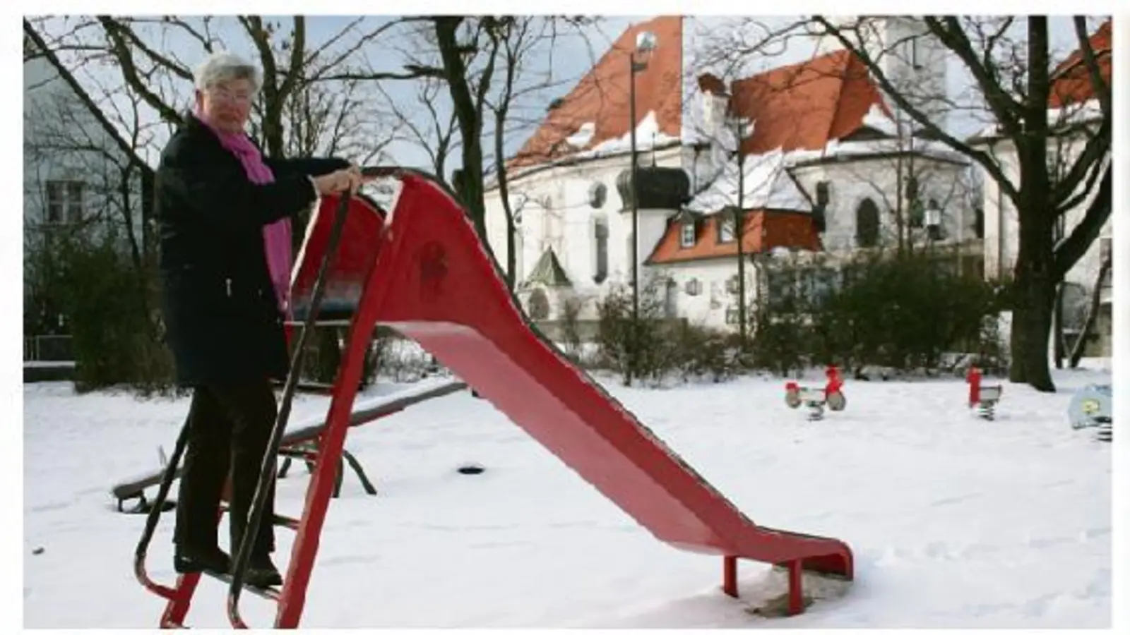 Ein bisschen rutschen, ein bisschen wippen  mehr bietet der jetzige Spielplatz am Milbertshofener Platz nicht. Jetzt sieht nicht nur Anna Schneid die Chance, den gesamten Platz umzugestalten. 	 (Foto: em)