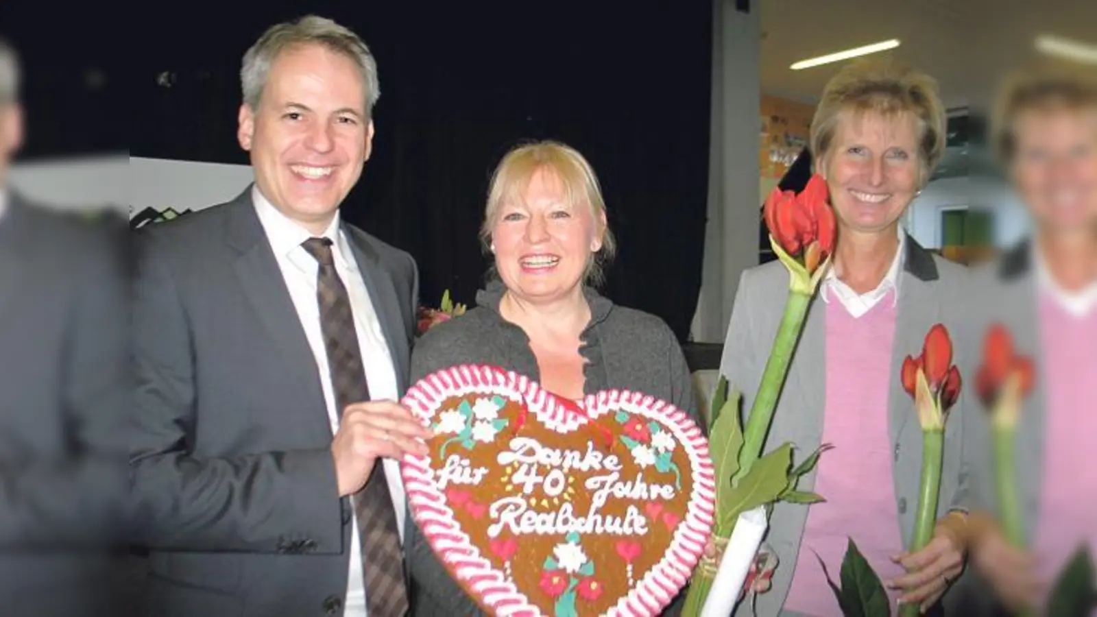 Ein Dankeschön erhielten Schulleiter Christian Ceglarek, Christine Graf und Gabriele Frohberg (v. l.) von der Elternschaft. 	 (Foto: Boschert)