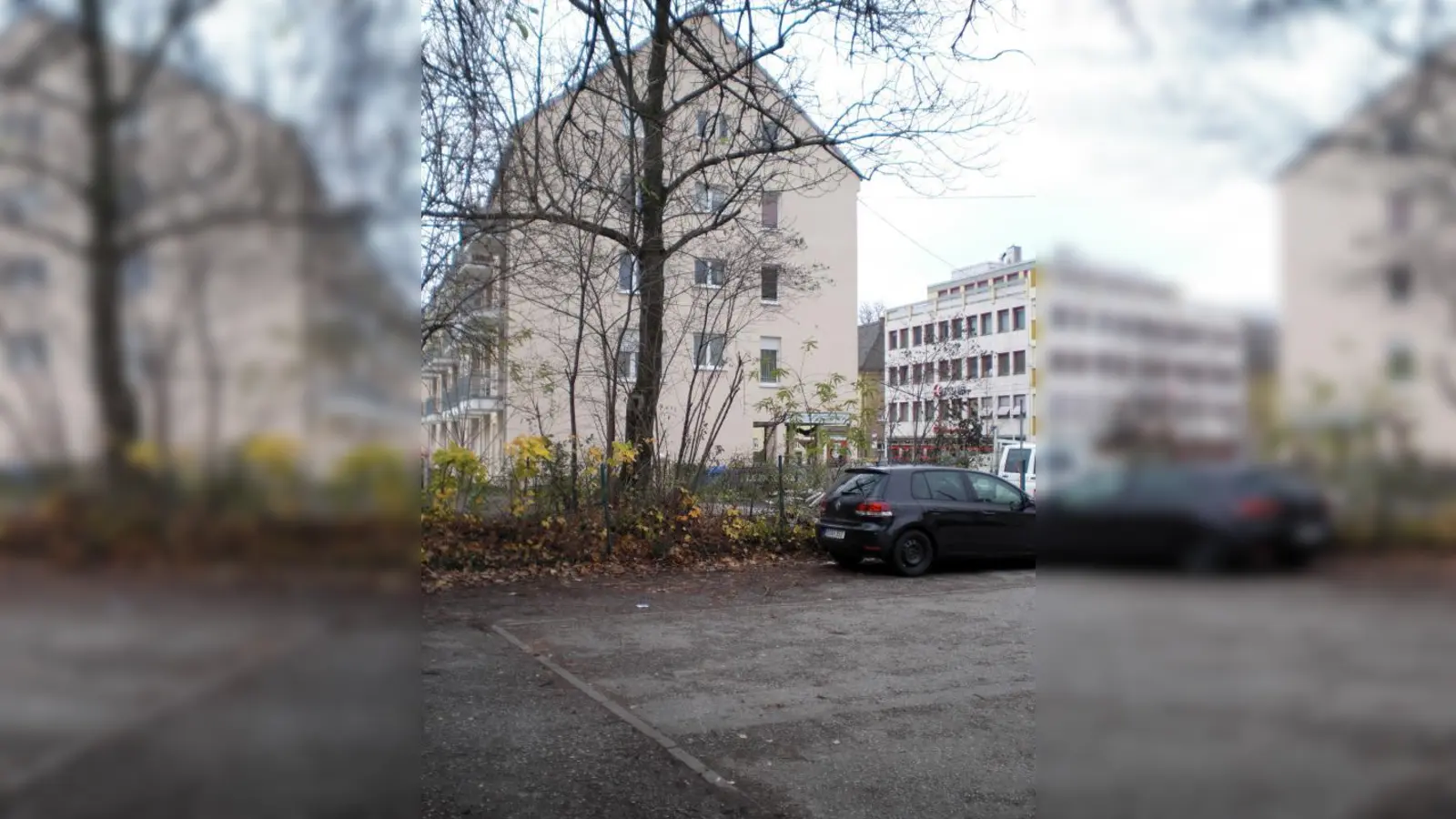 Auf dem Gelände an der Agnes-Bernauer-Straße, auf dem jeden Freitag der Bauernmarkt stattfindet, soll ein Kompro-B-Haus entstehen. (Foto: SE)