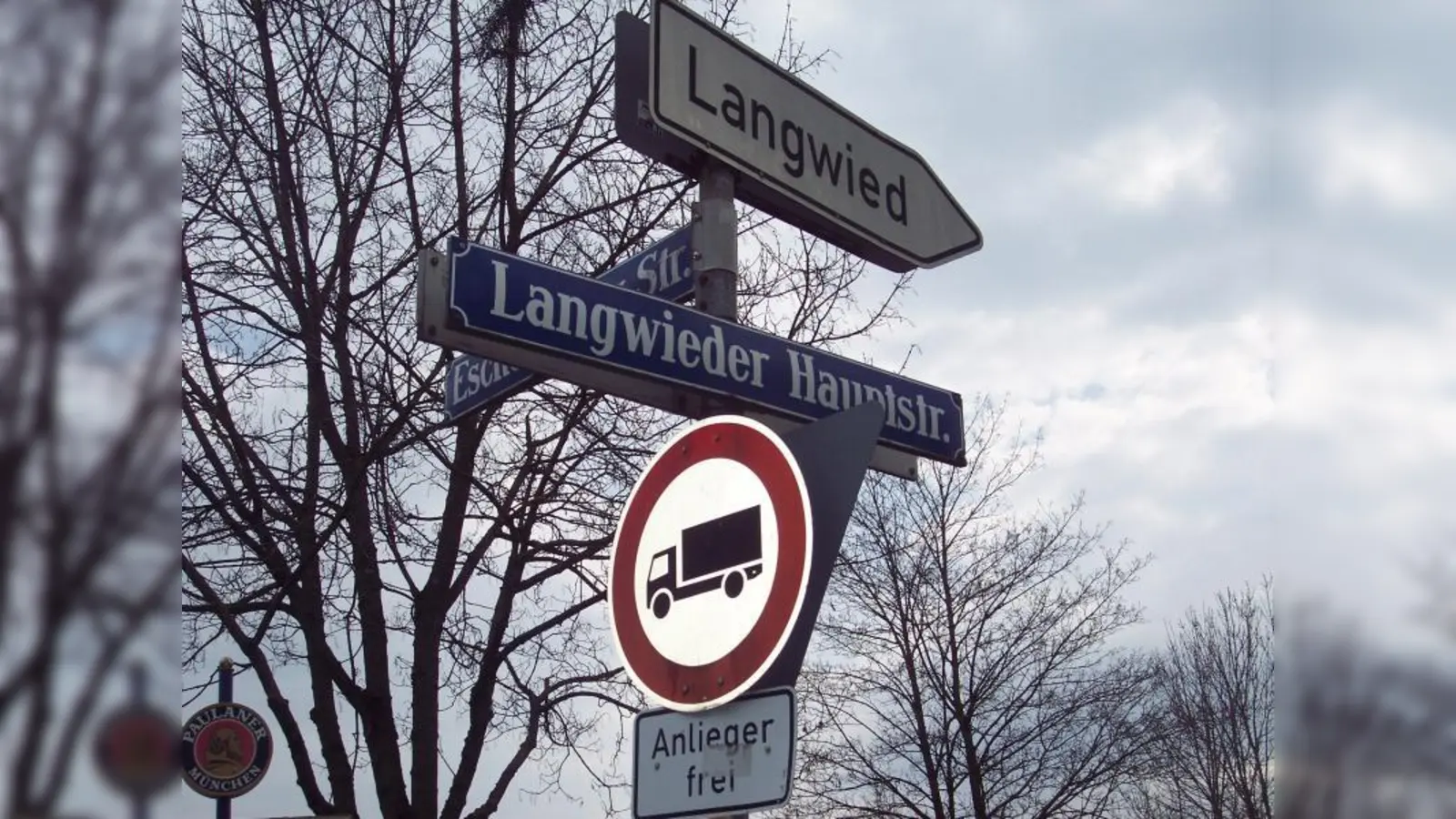 Verkehrsschilder sind gut, Kontrolle ist besser: Seit die die Polizei das LkW-Durchfahrtsverbot über 3,5 Tonnen in der Langwieder Hauptstraße wieder strenger überwacht, sind dort weniger schwergewichtige LkWs unterwegs. (Foto: ET)