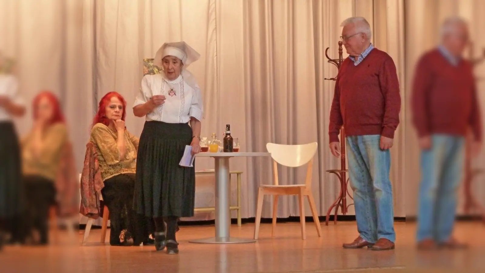 Die Theaterwerkstatt des Alten- und Servicezentrums führt ihr selbstgeschriebenes Stück &amp;quot;Morgen ist auch noch ein Tag&amp;quot; auf. (Foto: Karl Bammesberger)