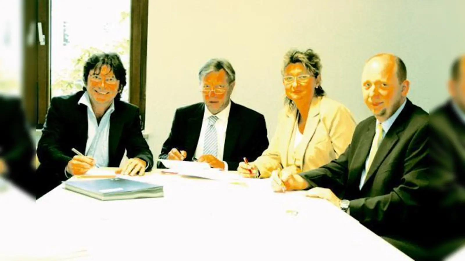 Unterschrieben den Vertrag zum Kooperationsmodell  (v.l.): Bürgermeister Albert Hingerl, Peter Peltzer, Ministerialbeauftragte für die Realschulen, Simone Fleischmann, Rektorin der Volksschule und Dieter Stahl, Vorsitzender des Elternbeirates.	 (Foto: pt)