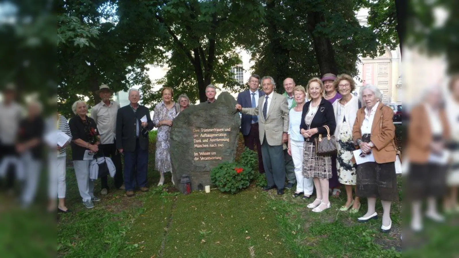 Stadtrat Reinhold Barbor (rechts, mit der Hand am Stein) traf sich mit Mitgliedern der Senioren-Union und Mitgliedern des Verein „Dank der Aufbaugeneration” am Gedenkstein zum kurzen Innehalten. (Foto: Verein)