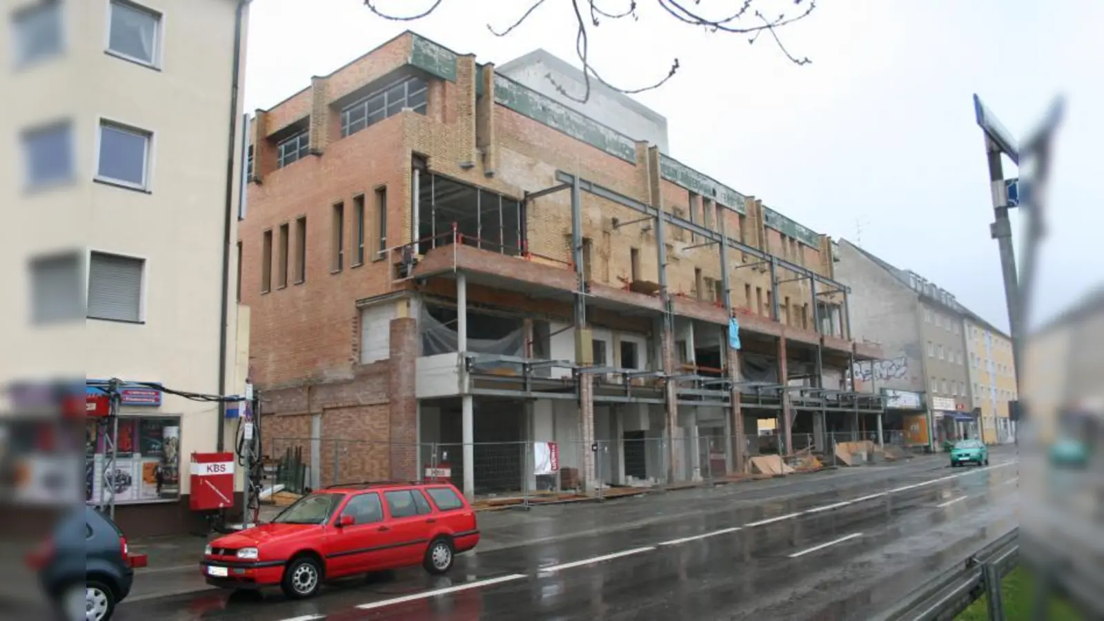 Seit 20 Jahren steht das Beck-Haus leer und ist nun nach angefangener und wieder abgebrochener Sanierung gänzlich zur Ruine verkommen. (Foto: WS)