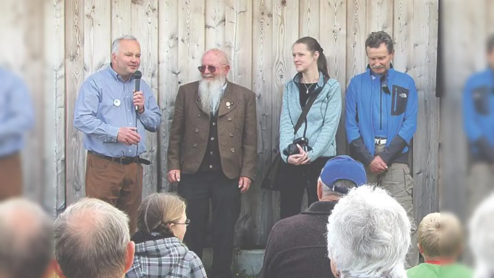 Ein Schutzengel der Greifvögel ist Berufsschullehrer Alfred Aigner: Gerhard Kinshofer, Tierärztin Heike Reball und Herbert Lenz vom Landratsamt (v.l.)  unterstützen sein ehrenamtliches Engagement.	 (Foto: A. Pietsch)