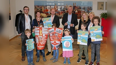 Von links: Tim Hansen (JUL-Bereichsleiter München), Claudia Häne (Kindergarten JULe Freimann), Matthias Labitzke (JUL-Geschäftsführer), OB Dieter Reiter, Diana Nezold (Kindergarten JULe Pasing), Christine Fausch (Haus für Kinder Bogenhausen) und einige Kinder. (Foto: Michael Nagy)