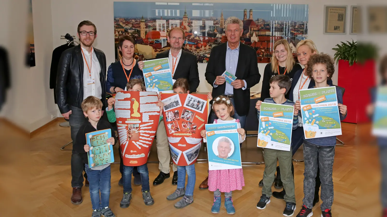 Von links: Tim Hansen (JUL-Bereichsleiter München), Claudia Häne (Kindergarten JULe Freimann), Matthias Labitzke (JUL-Geschäftsführer), OB Dieter Reiter, Diana Nezold (Kindergarten JULe Pasing), Christine Fausch (Haus für Kinder Bogenhausen) und einige Kinder. (Foto: Michael Nagy)