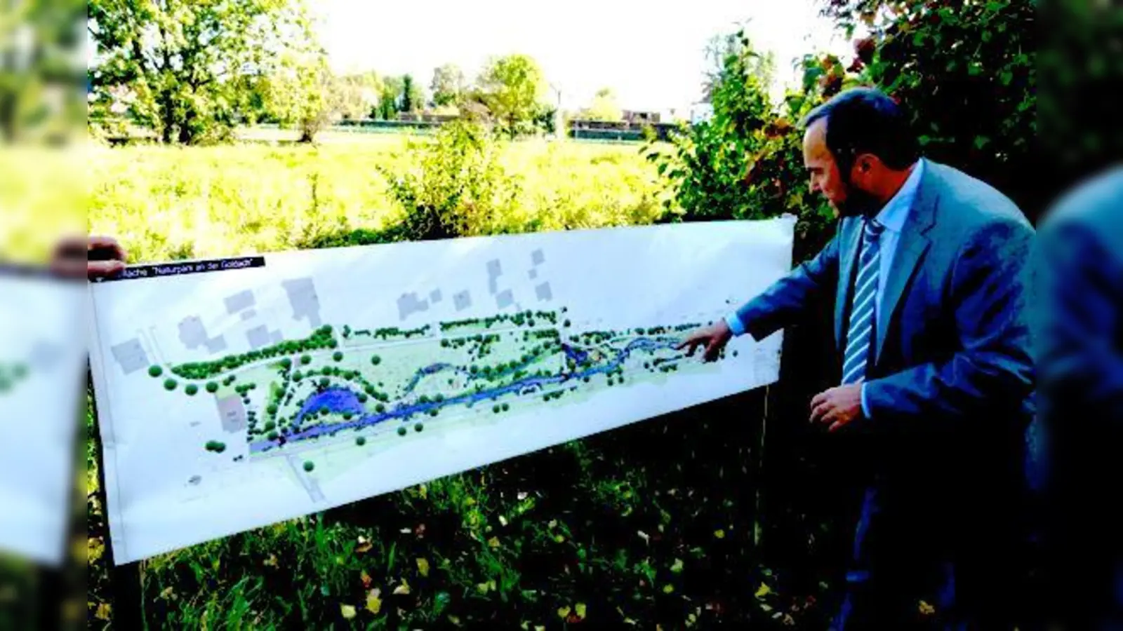 Der Vorsitzende des Bürger-AK »Naturpark an der Goldach« Wolfgang Reiland vor dem Modell.	 (Foto: bb)