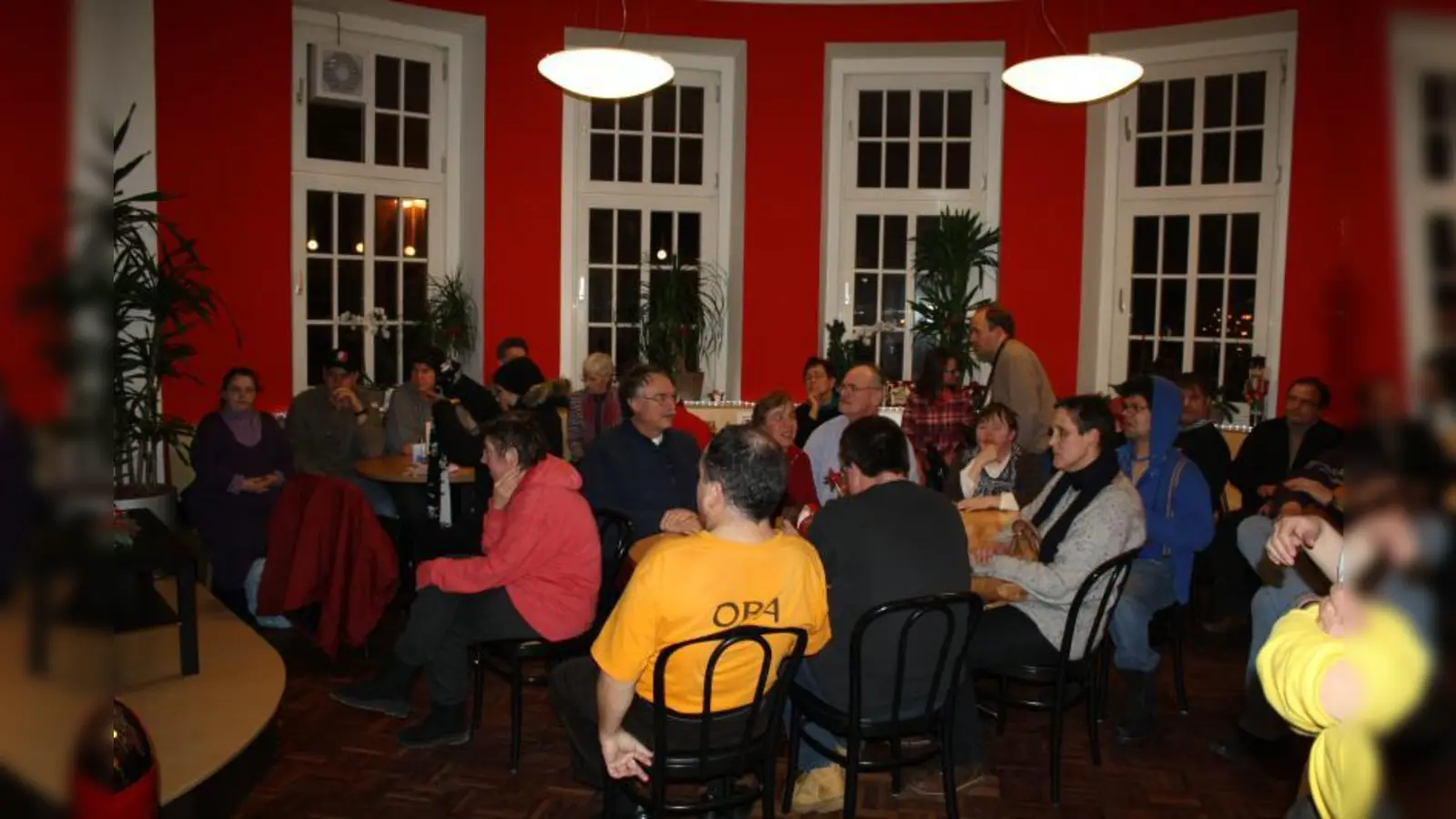 Im FBZ gibt es einen Kneipen- und Caféhaus-Betrieb mit täglichen Essen, Snacks und Getränken. Die Bewirtung erfolgt duch ehrenamtlich Mitarbeitende mit Behinderung. (Foto: sb)