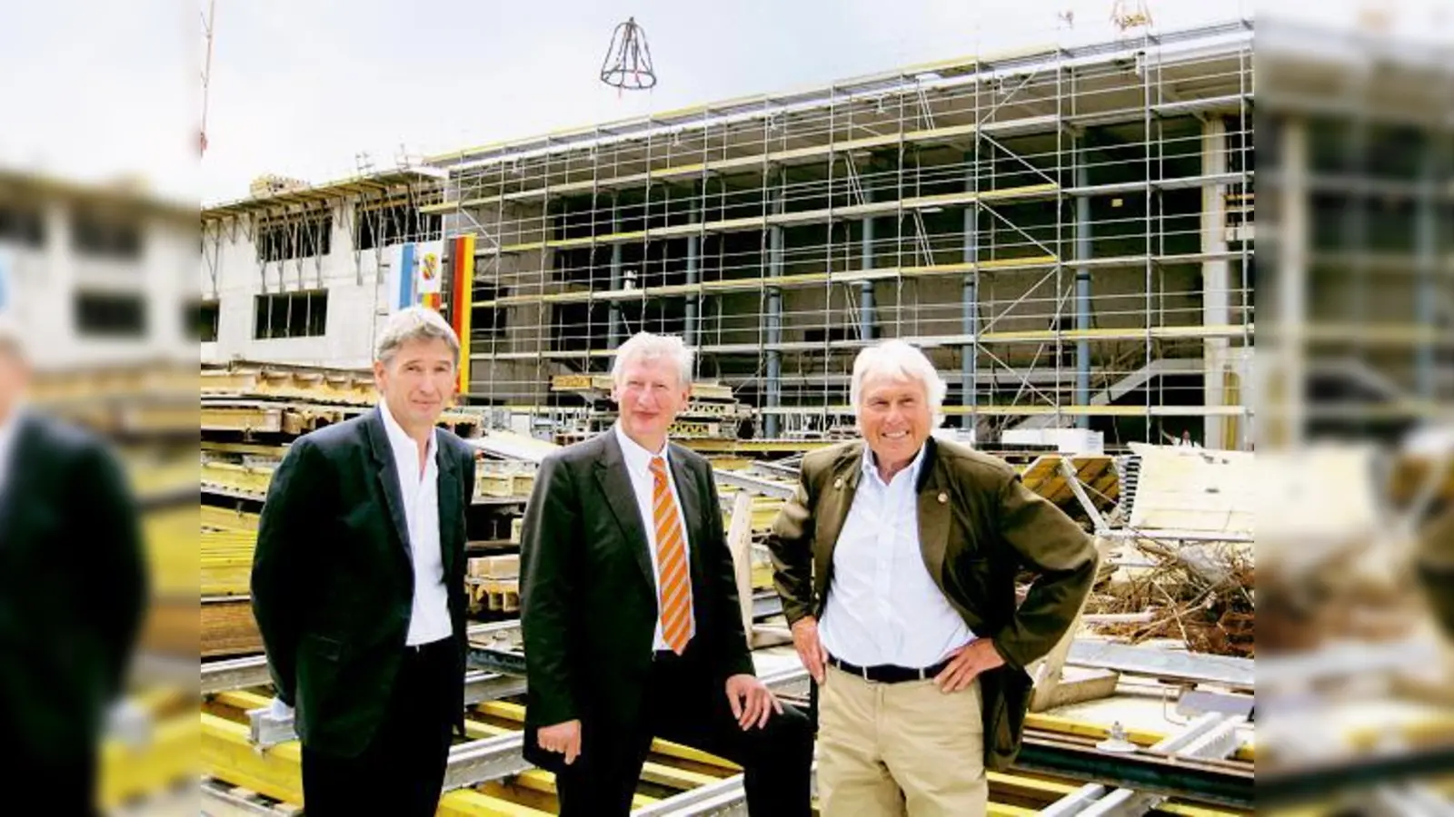 Dieter Guttenberger, Franz Schwarz und Peter Settele (v. l.) sind zufrieden. »Nächstes Jahr im Herbst soll das Unterföhringer Bürgerhaus mit einer Aufführung von Joseph Haydns Schöpfung eröffnet werden, freut sich Schwarz.	 (Foto: au)