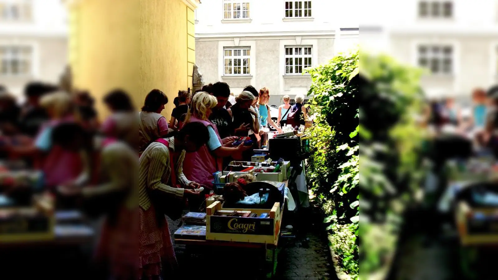 Schätze finden reihenweise: Bei den Schwabinger Hofflohmärkten.  (Foto: VA)