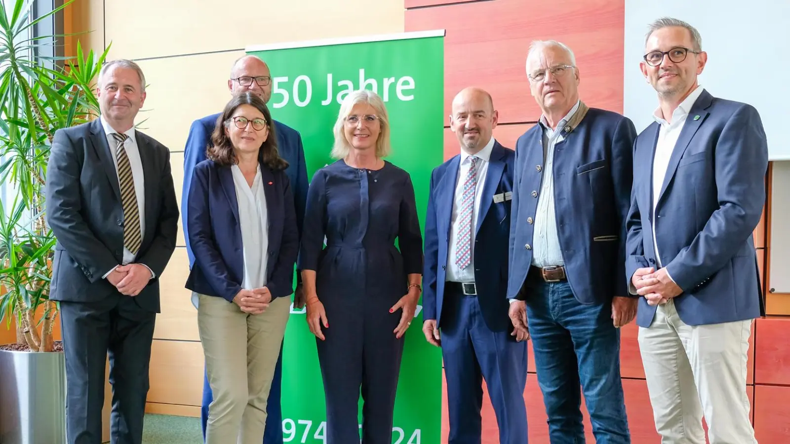 Bei den Feierlichkeiten (v.l.) Rüdiger Alfery (Vorsitzender des Verwaltungsrates), Ivor Parvanov (Vorsitzender der Gesellschafterversammlung), Dr. Verena Di Pasquale (Alt. Vorsitzende der Gesellschafterversammlung), Staatsministerin Ulrike Scharf, Günther Renaltner (Geschäftsführer BFW München), Walter Brilmayer (Stv. Landrat LKR Ebersberg) und Jan Paeplow (Bürgermeister Kirchseeon). (F: ©BFW München)
