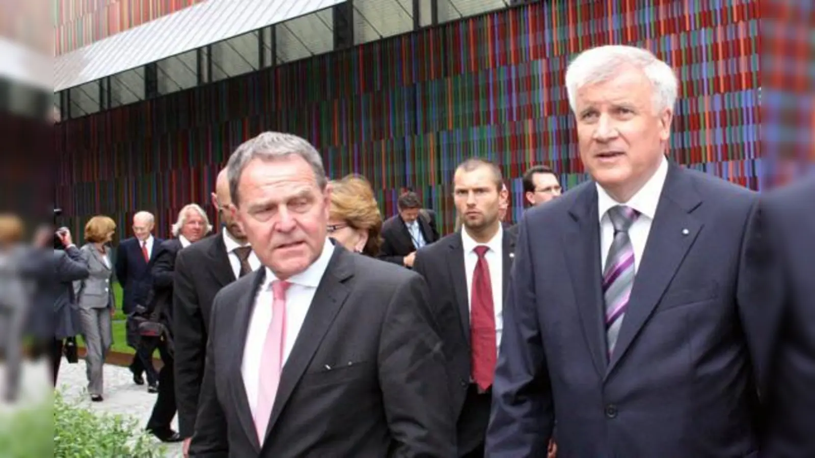Bayerns Ministerpräsident Horst Seehofer (r.) und Wissenschaftsminister Wolfgang Heubisch am Montag vor dem Museum Brandhorst. 	 (Foto: ko)