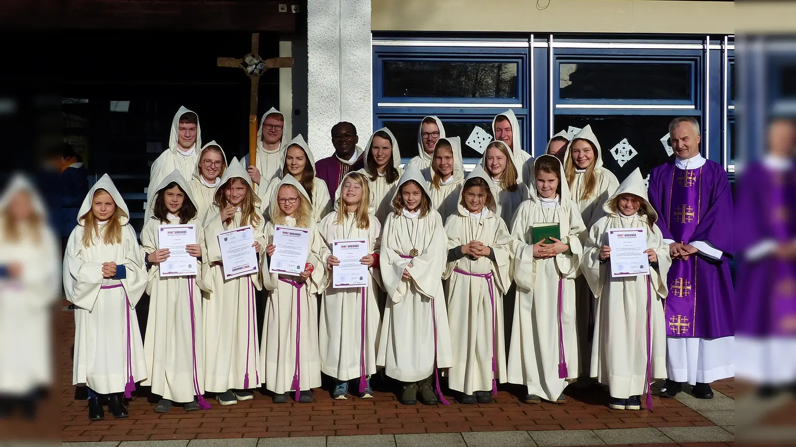 Acht Mädels sind ab jetzt bei den „Minis“ mit dabei! Eingeführt wurden sie von ihren Gruppenleitern, sowie Pater Achille (Mitte, hinten) und Diakon Zoran Mandic (rechts). (Foto: Felix Edelmann)