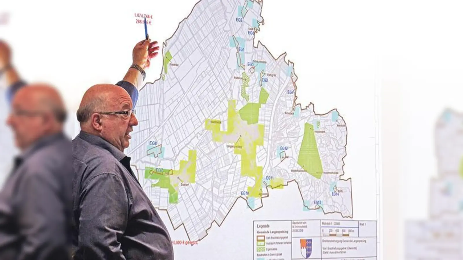 Langenpreisings Bürgermeister Peter Deimel kennt sich in Sachen Glasfaserausbau aus und kann beurteilen, wann ein Projekt für die Kommune wirtschaftlich ist.	 (Foto: kw)