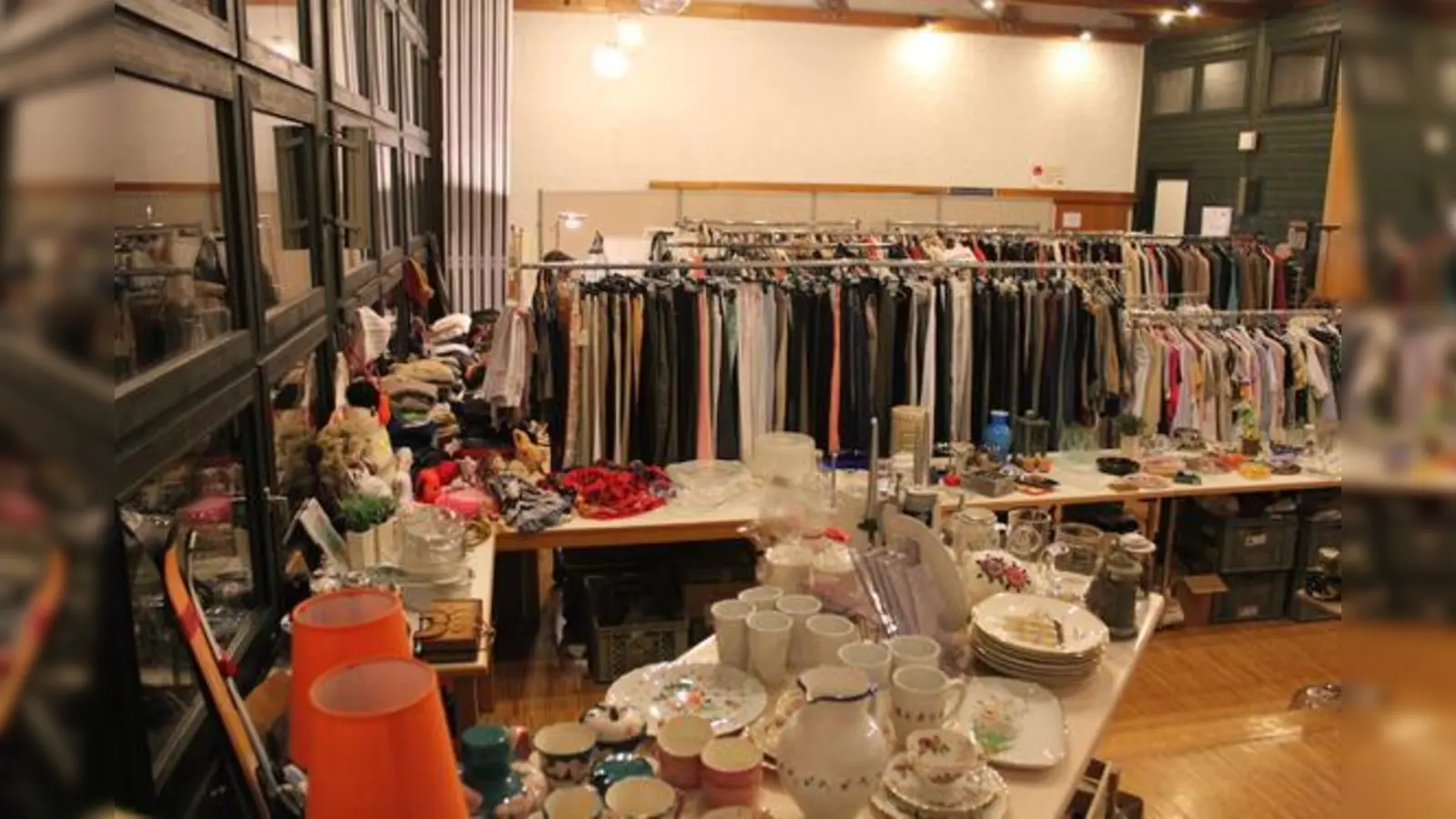 Beim Lions-Basar im evangelischen Gemeindezentrum findet man jede Menge tolle Schnäppchen. Der Erlös kommt einem sozialen Zweck zu Gute.  (Foto: VA)