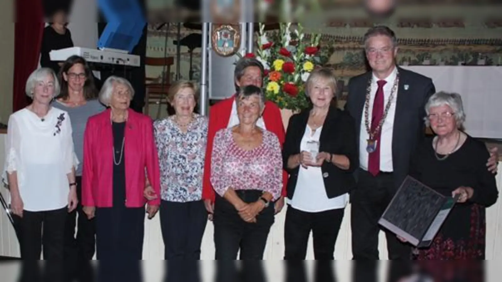 Den Garchinger Ehrenamtspreis nahmen dankend von Bürgermeister D. Gruchmann an (v.l.n.r.): H. Listl-Krause, J. Knött, I. Ludwig, E. Schneider, B. Jandl, L. Urbas, I. Stanglmeier und M. Hansen.  (Foto: VA)