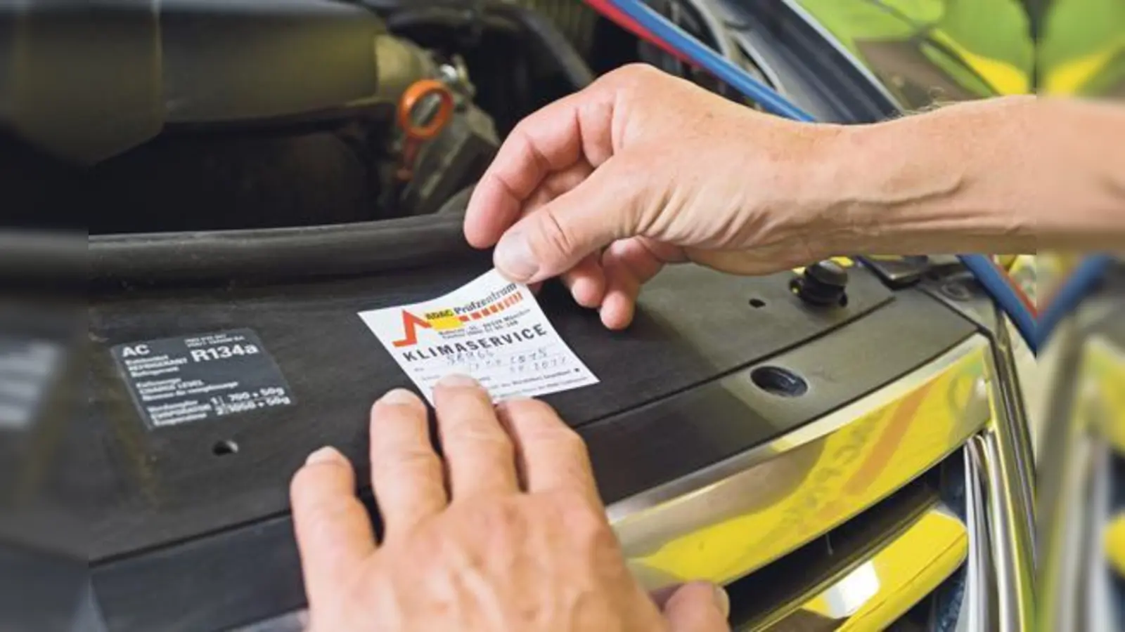 Nach erfolgtem Klimaservice wird ein Serviceaufkleber mit den relevanten Daten im Motorraum aufgeklebt. 	 (Foto: ADAC)
