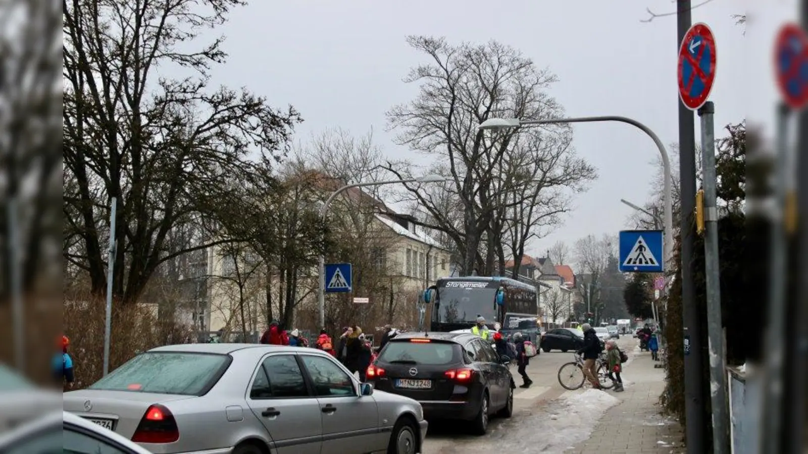 „Das ist leider Alltag vor vielen Schulen.“ Zum täglichen Verkehrschaos vor der Oselschule kommt bis zu den Sommerferien der Baustellenverkehr hinzu. Die Stadt reagierte mit einer zusätzlichen Bedarfsampel, die Schule sorgte für extra Schulweghelfer und will mit Aktionen fürs Zu-Fuß-Gehen werben. (Foto: us)