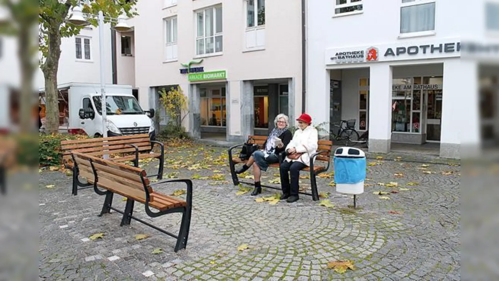 Katharina Adelberg, die Leiterin des Arbeitskreises Barrierefreies Ottobrunn (l.), und Arbeitskreismitglied Inge Kleucker testeten die neuen Bänke.	 (Foto: Agenda)