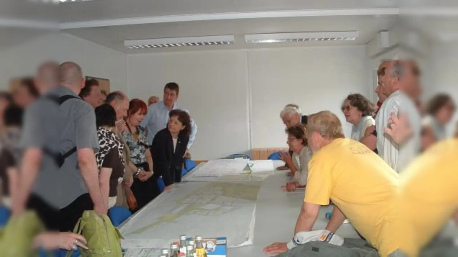 Anhand der Pläne konnten sich die BA-Vertreter und Bürger davon überzeugen, dass lediglich die ersten 250 Meter des Walles an der neuen Schloßschmidtstraße abgetragen wurden. Die Maßnahme war nötig, um das künftige Wohngebiet nicht räumlich zu trennen. (Foto: bb)