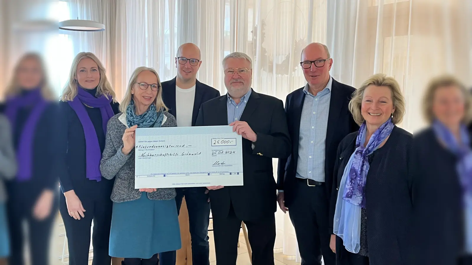 Über die Spende von W. Meister freuten sich die Vorstände der NbH Barbara Portenlänger, Dorothea Ramsauer-Burkhardt, Frank Lamby sowie Geschäftsführer Tobias Sicheneder, Christina Schäffer und die Dritte Brgm. Uschi Kneidl. (F: NbH)