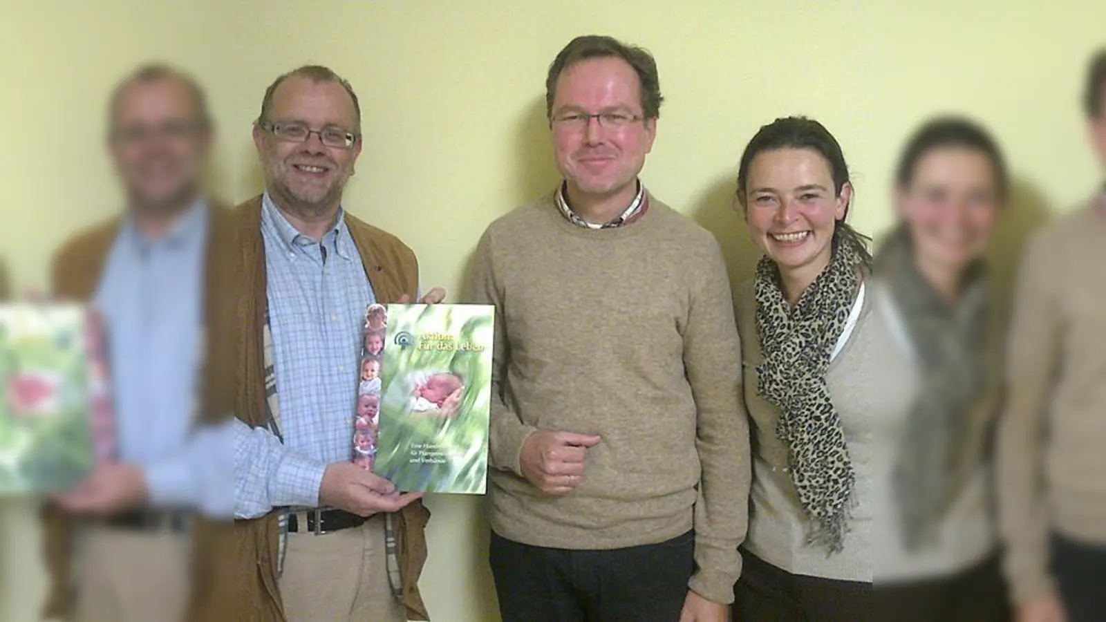 Georg-Michael Kaiser (l.), Dr. Karl Eder und Nicol Thaller bei der Scheckübergabe.  (Foto: VA)