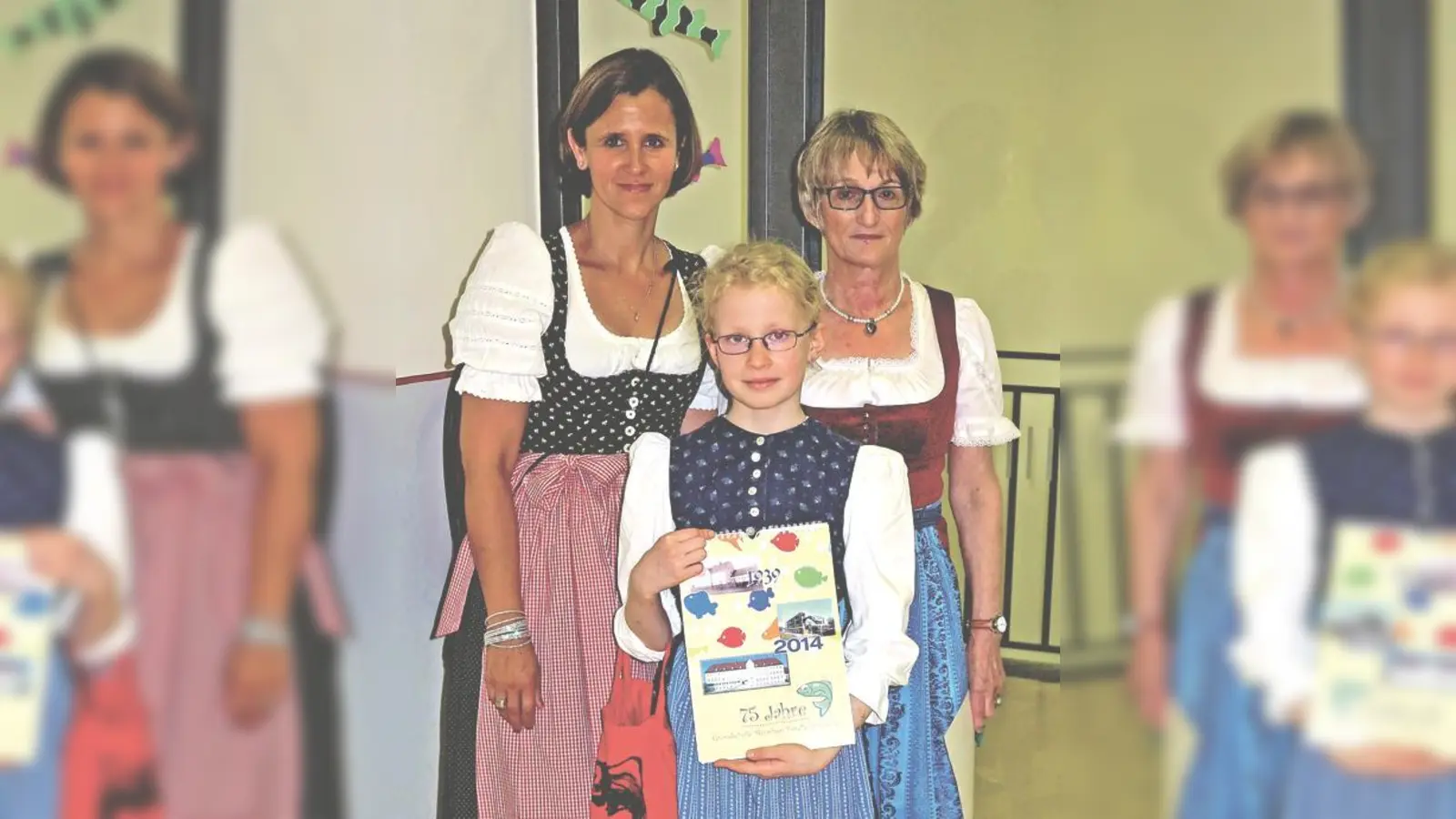 Lehrerin Julia Linde und Rektorin Gabriele Pelzl (rechts) mit Festschriftverkäuferin Fiona aus der  Klasse 4b.	 (Foto: bus)