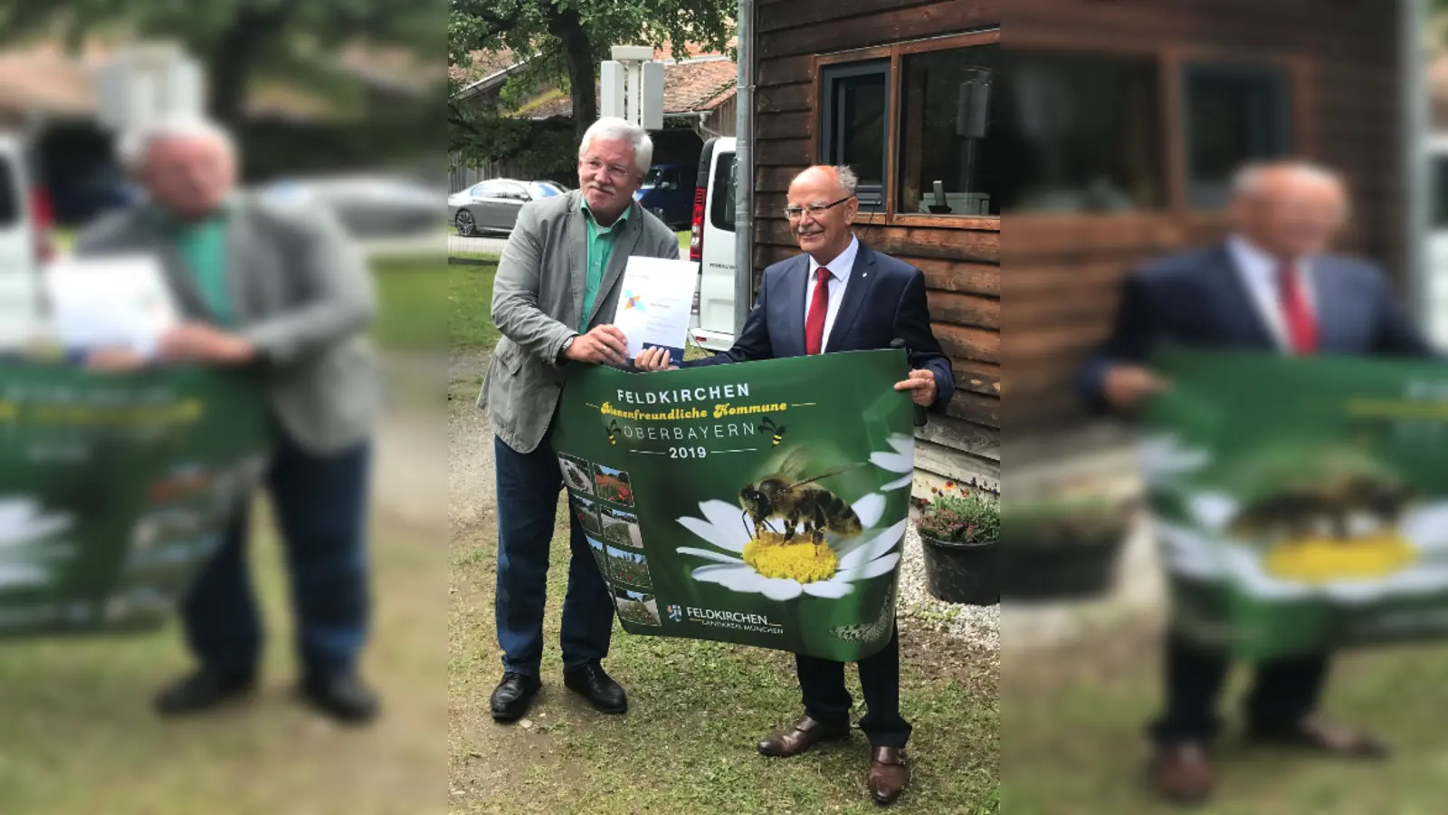 Bürgermeister Werner van der Weck (links) nahm die Ehrung durch den Bezirkstagspräsidenten von Oberbayern, Josef Mederer, entgegen. (Foto: Gemeinde Feldkirchen)