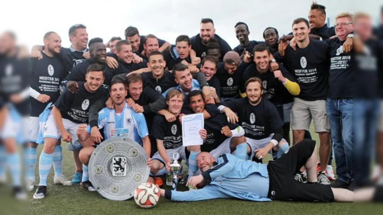 Aufstiegsfreuden: die Amateur-Löwen.  (Foto: A. Wild)