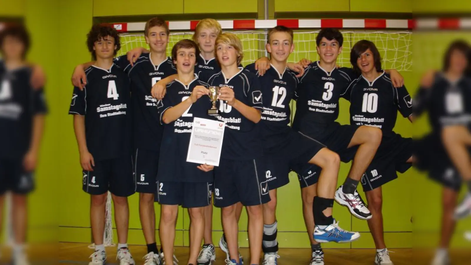 Die Volleyball-U16-Mannschaft des TuS Fürstenfeldbruck mit der Turnierurkunde (Foto: TuS Fürstenfeldbruck)