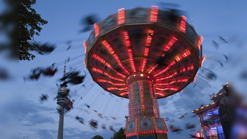 Beim Sommerfestival sind wieder viele Münchner Schausteller mit ihren Fahrgeschäften im Olympiapark.  (Foto: Martin Hangen, Olympiapark München GmbH)