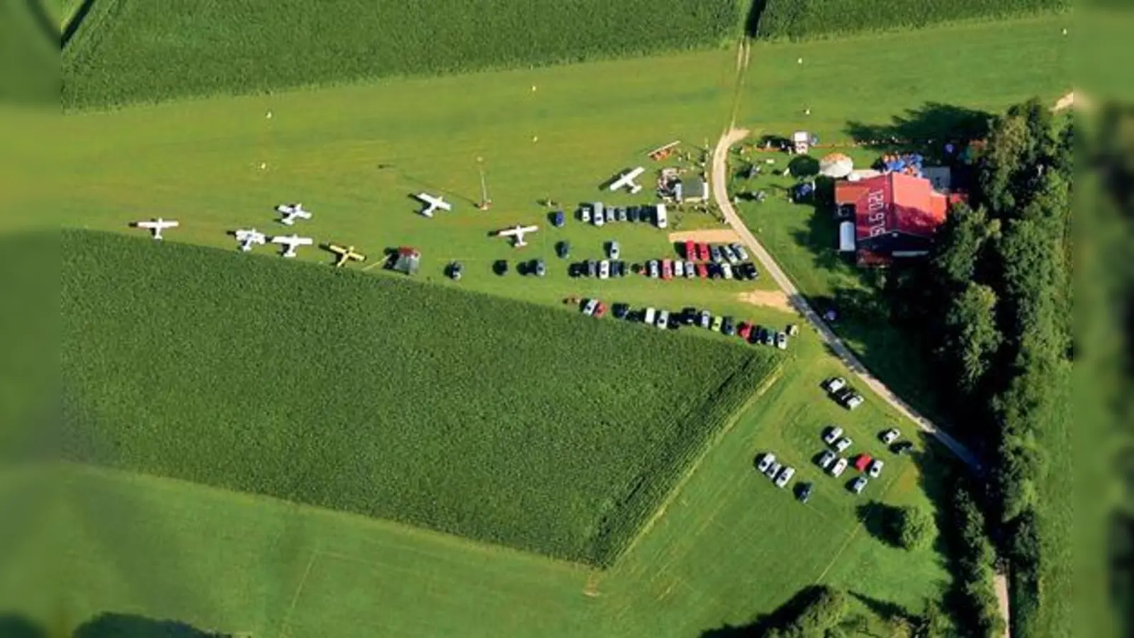 Der Flugplatz Wasentegernbach von oben  beim Fest am 7. und 8. Juli wird um einiges mehr los sein. 	 (Foto: Fliegerclub)