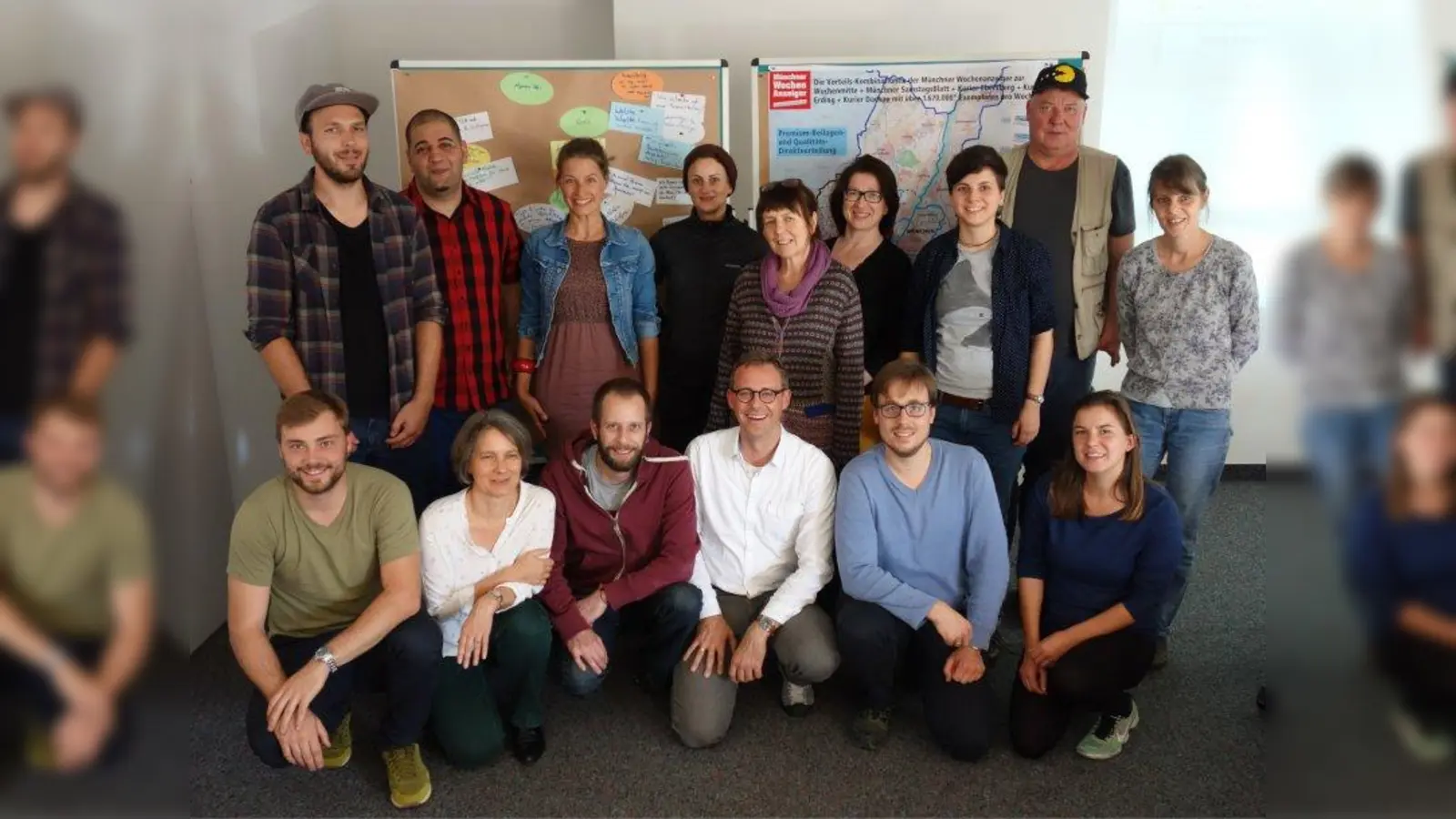 Zwölf Teilnehmer um Angelika Baumgart-Jena (vorne, 2. v.l.), Ingrid Zorn (hinten, 4.v.r.) und Gerhard Wagner (vorne, 2. v.r.) wurden in Sachen Öffentlichkeitsarbeit geschult. (Foto: eis)