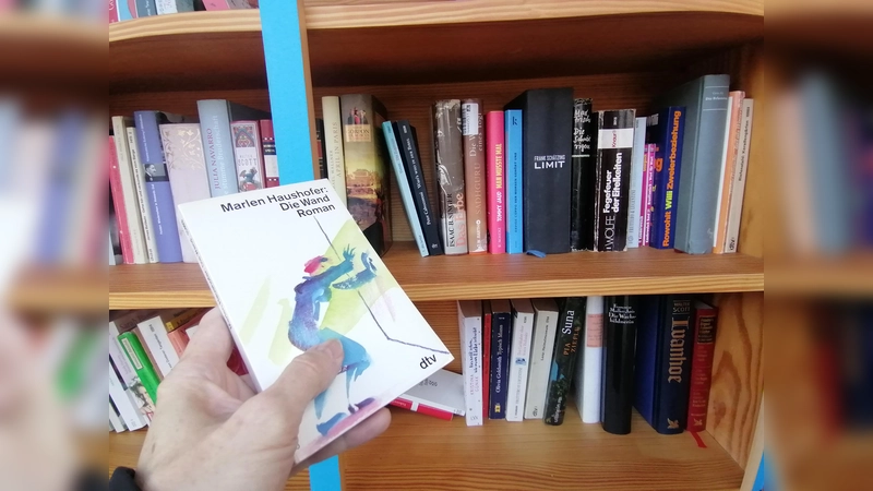 Marlen Haushofers biografisch lesbare „Wand” im Bücherschrank von der Gethsemanekirche. (Foto: job)