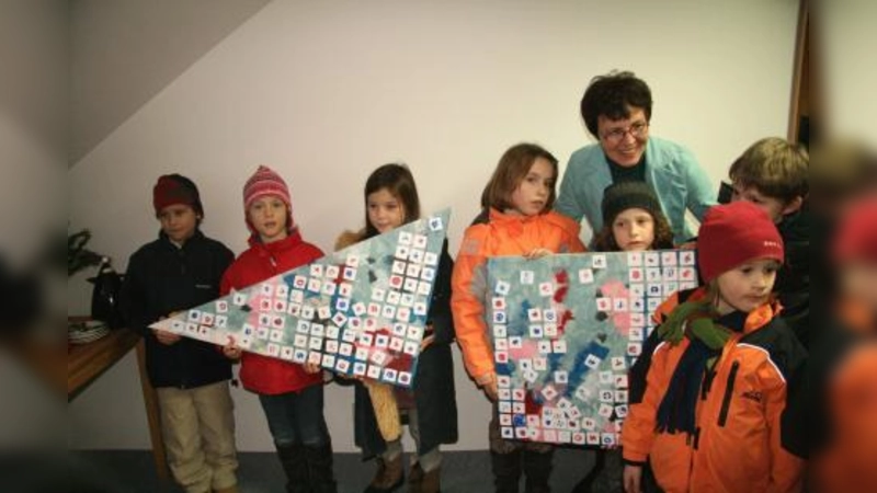 Für diese Ecke der frisch renovierten Beratungsstelle fertigten die Kinder ihre Kunstwerke. AWO-Leiterin Monika Koch freute sich riesig über das Geschenk. (Foto: US)