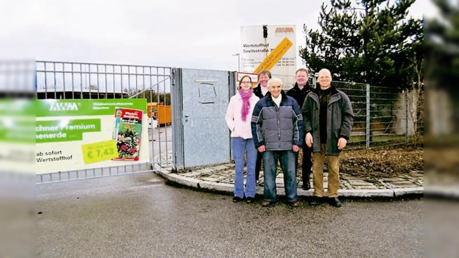 Die Initiatoren der Unterschriftensammlung (v.li.) für den Erhalt des Wertstoffhofs: Cornelia Niebler, Dorothea Grichtmaier, Franz Reznik, Michael Nord und Martin Baumgartner vom Bezirksausschuss. 	 (Foto: Privat)