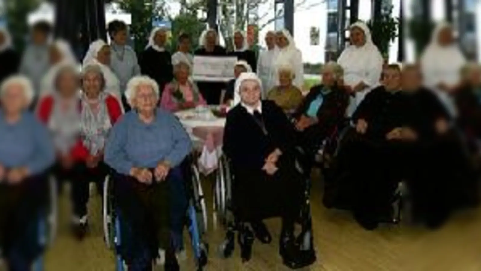 Spendenübergabe im Kreis der Bewohner und ihrer Anleiterinnen. 	 (Foto: VA)
