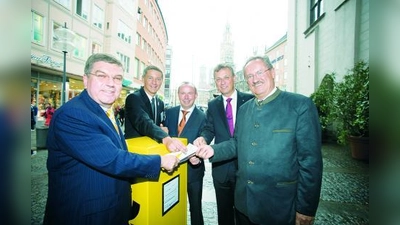 Die Gesellschafter der Bewerbungsgesellschaft München 2018 GmbH stehen hinter der Anmeldung Münchens für die Bewerbung um die Olympischen und Paralympischen Winterspiele 2018: (v.l). Dr. Thomas Bach, Vorsitzender der Gesellschafterversammlung der Bewerbungsgesellschaft München 2018 GmbH und Präsident des Deutschen Olympischen Sportbundes, Thomas Schmid, Bürgermeister von Garmisch-Partenkirchen, Georg Grabner, Landrat Berchtesgadener Land, Siegfried Schneider, Bayerischer Staatsminister und Christian Ude, Münchens Oberbürgermeister sowie stellvertretender Vorsitzender der Gesellschafterversammlung der Bewerbungsgesellschaft München 2018 GmbH. (Foto: Bewerbungsgesellschaft München)