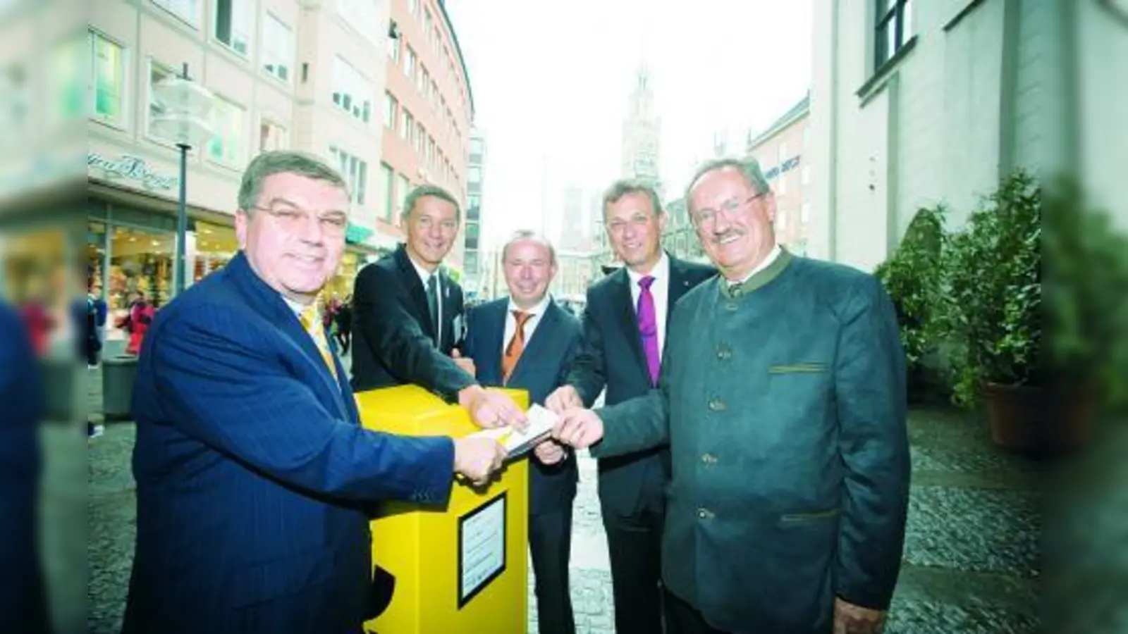 Die Gesellschafter der Bewerbungsgesellschaft München 2018 GmbH stehen hinter der Anmeldung Münchens für die Bewerbung um die Olympischen und Paralympischen Winterspiele 2018: (v.l). Dr. Thomas Bach, Vorsitzender der Gesellschafterversammlung der Bewerbungsgesellschaft München 2018 GmbH und Präsident des Deutschen Olympischen Sportbundes, Thomas Schmid, Bürgermeister von Garmisch-Partenkirchen, Georg Grabner, Landrat Berchtesgadener Land, Siegfried Schneider, Bayerischer Staatsminister und Christian Ude, Münchens Oberbürgermeister sowie stellvertretender Vorsitzender der Gesellschafterversammlung der Bewerbungsgesellschaft München 2018 GmbH. (Foto: Bewerbungsgesellschaft München)