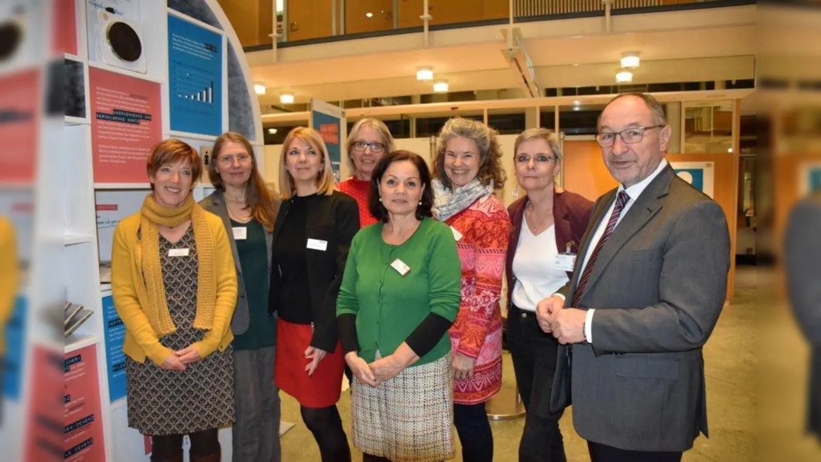 In der Region gibt es viele Hilfsangebote. Ansprechpartnerinnen (von links) sind: Corinna Bürger (Ilse-Kubaschewski-Stiftung), Angelika Büschel (Sozialpsychiatrischer Dienst Starnberg), Petra Fontana (Fachstelle für Senioren), Barbara Schachtschneider (Fachstelle für pflegende Angehörige), Christine Gunz-Kahlau (BRK), Christine Offtermatt (Seniorentreff), Aloisia Chiera (Klinikum Starnberg). Die Ausstellung eröffnete Karl Roth. (Foto: Hauck)