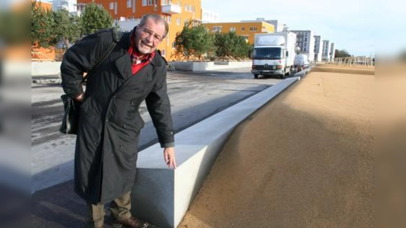 Spitze Mauervorsprünge könnten Kindern beim Spielen gefährlich werden, fürchtet BA-Mitglied Wilhelm Mundigl.